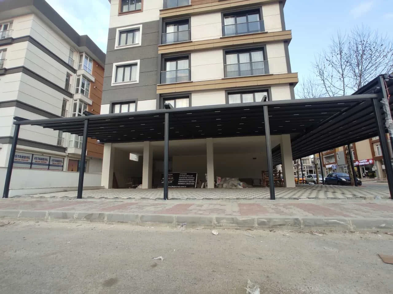 Showroom Cephesi – Zip Perde Uygulaması – Maltepe, İstanbul